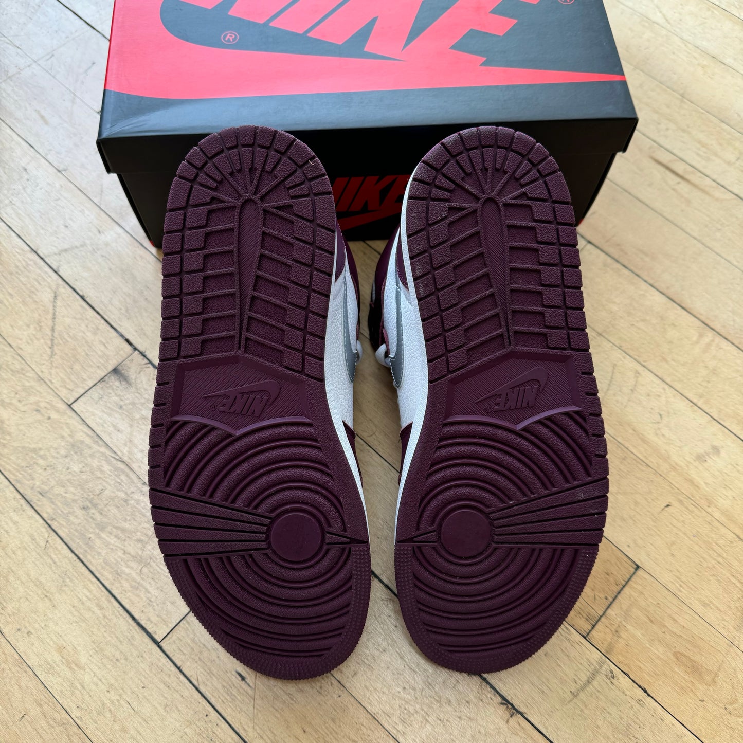 Jordan 1 Retro Bordeaux Sz 9.5 (Used)