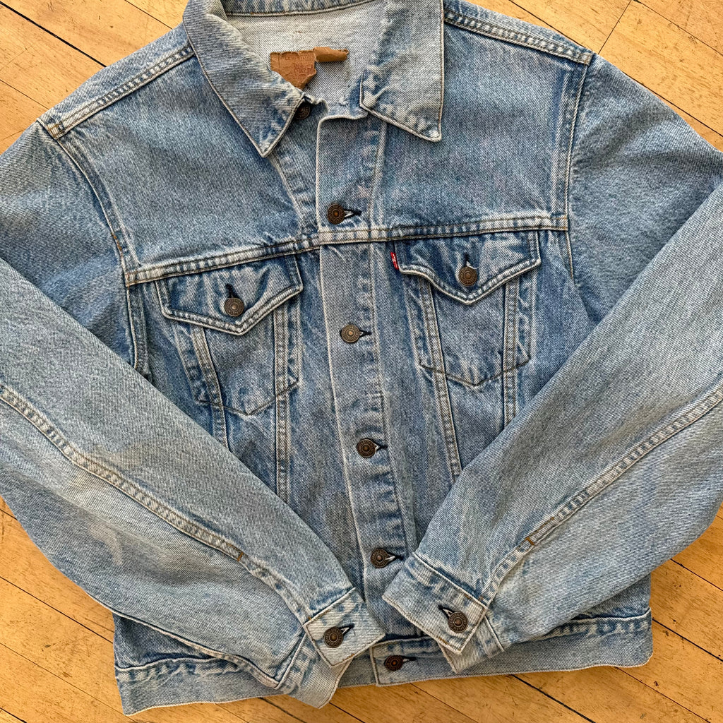 Vintage Light Wash Levi’s Denim Jean Jacket Sz M
