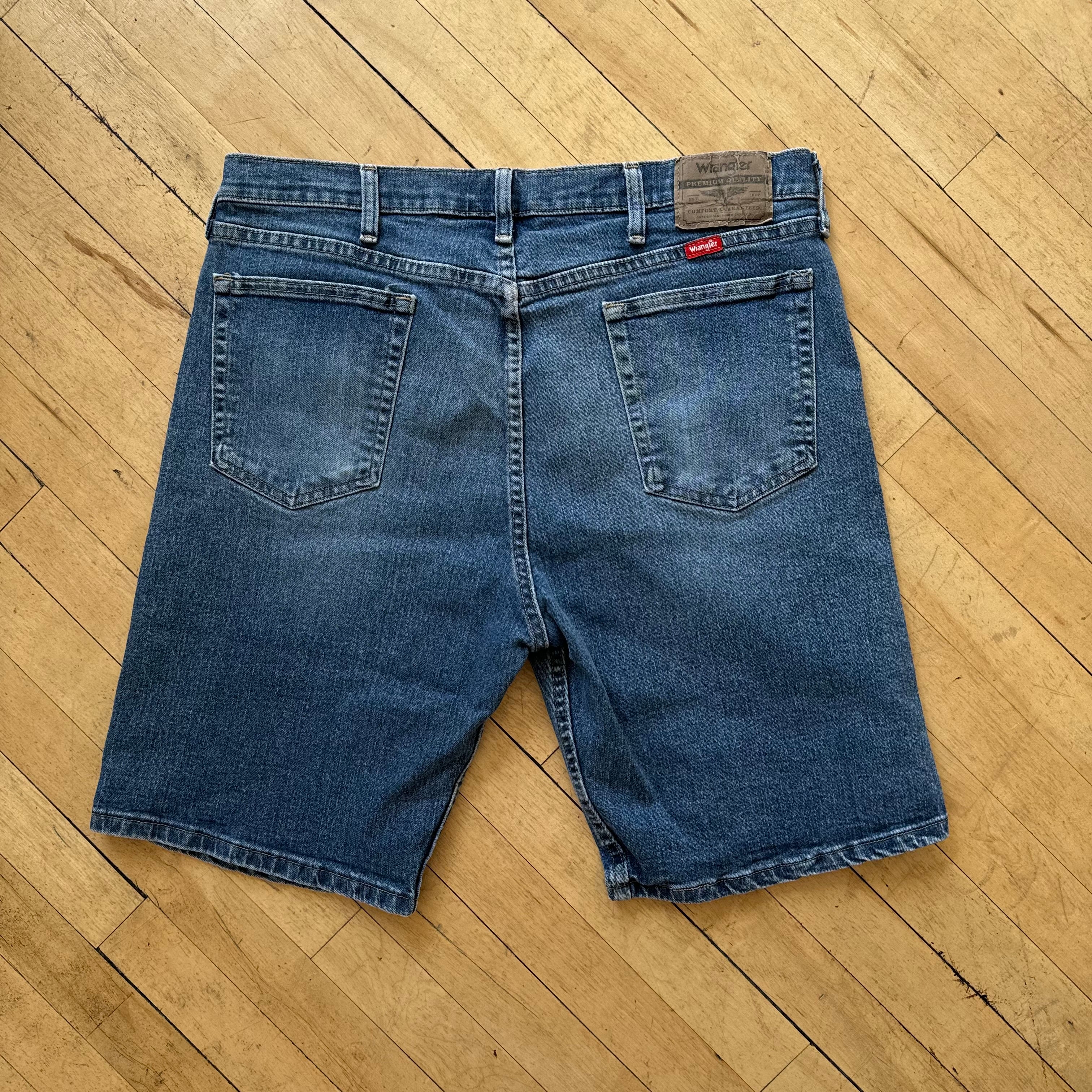 Wrangler Dark Wash Denim Jean Shorts Sz 34