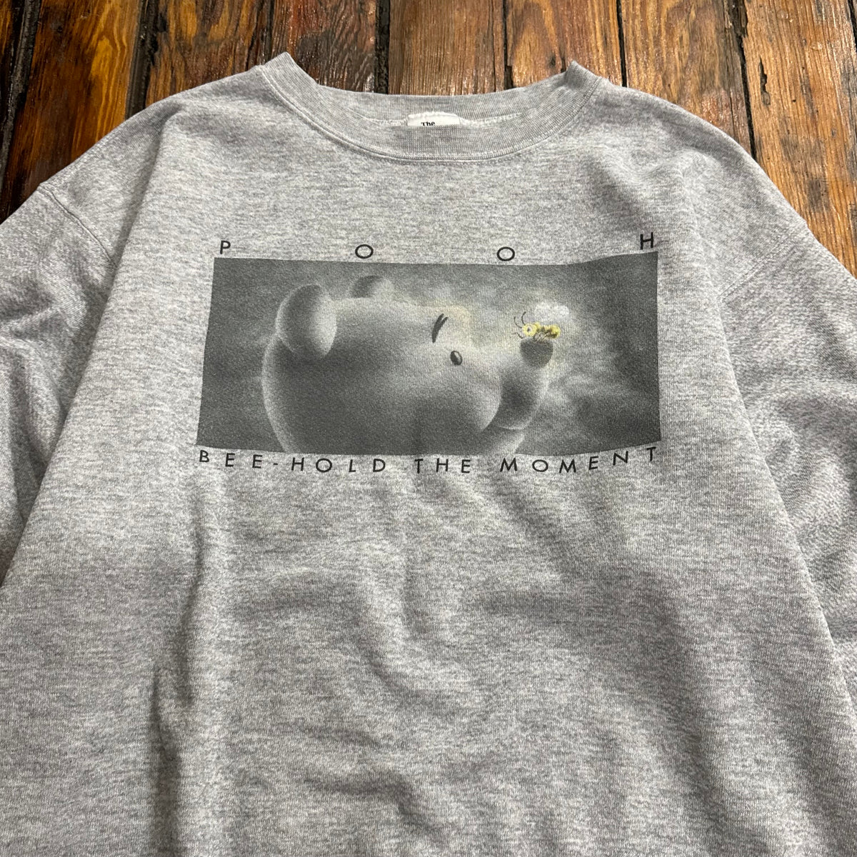 Vintage Pooh Bee Hold the Moment CrewNeck Sz L
