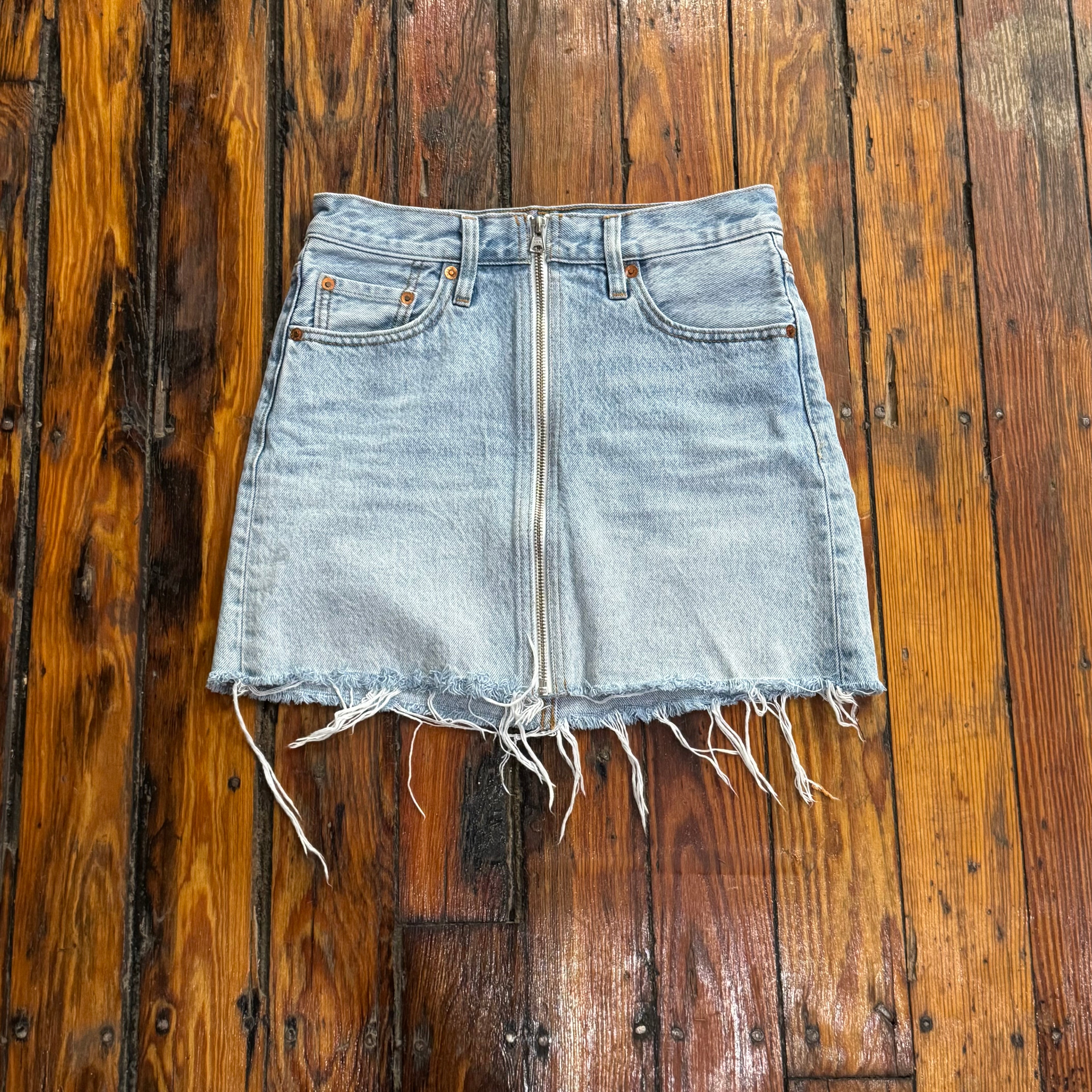 Y2K Levi’s Denim Skirt Sz 24