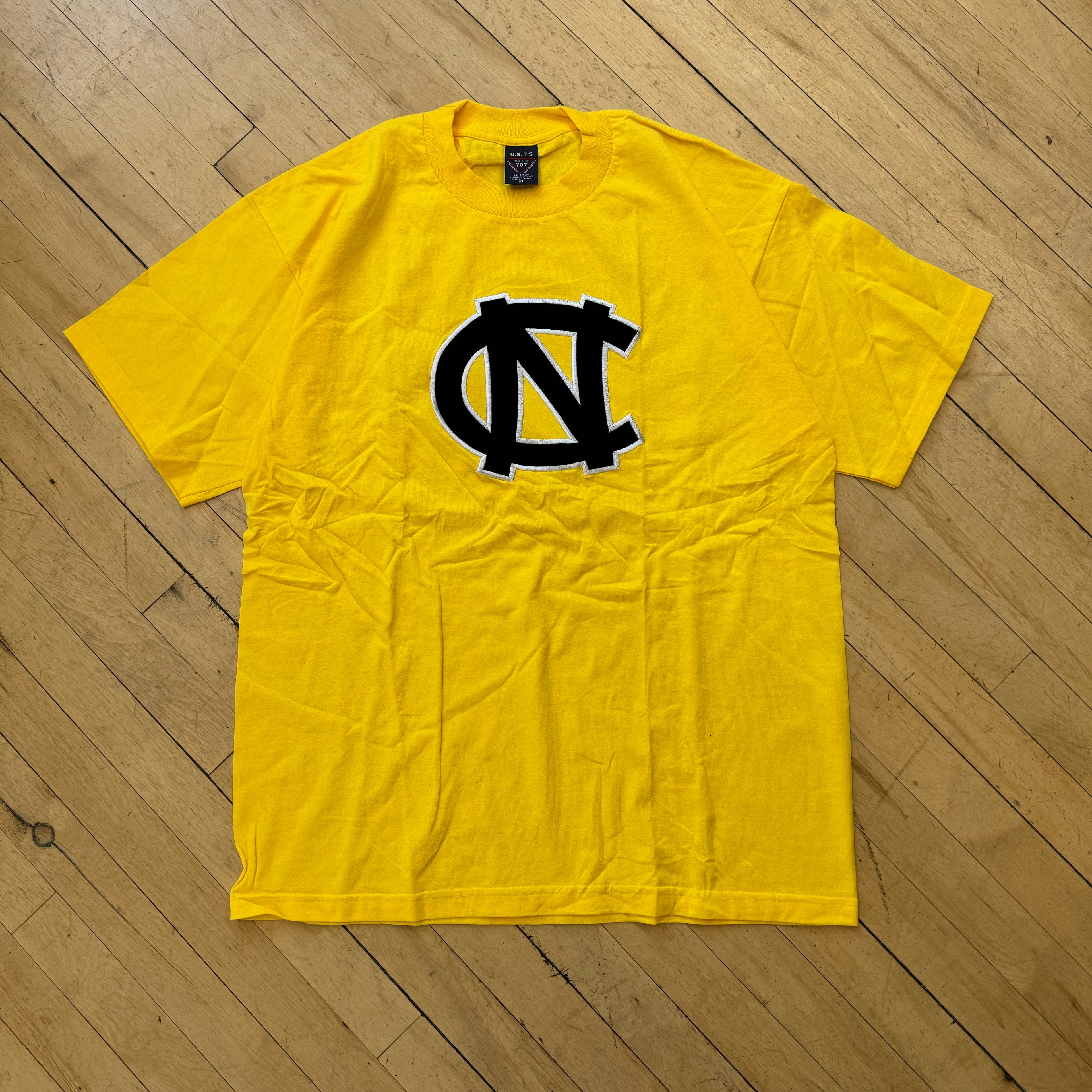 Vintage Embroidered UNC T-shirt Sz XL