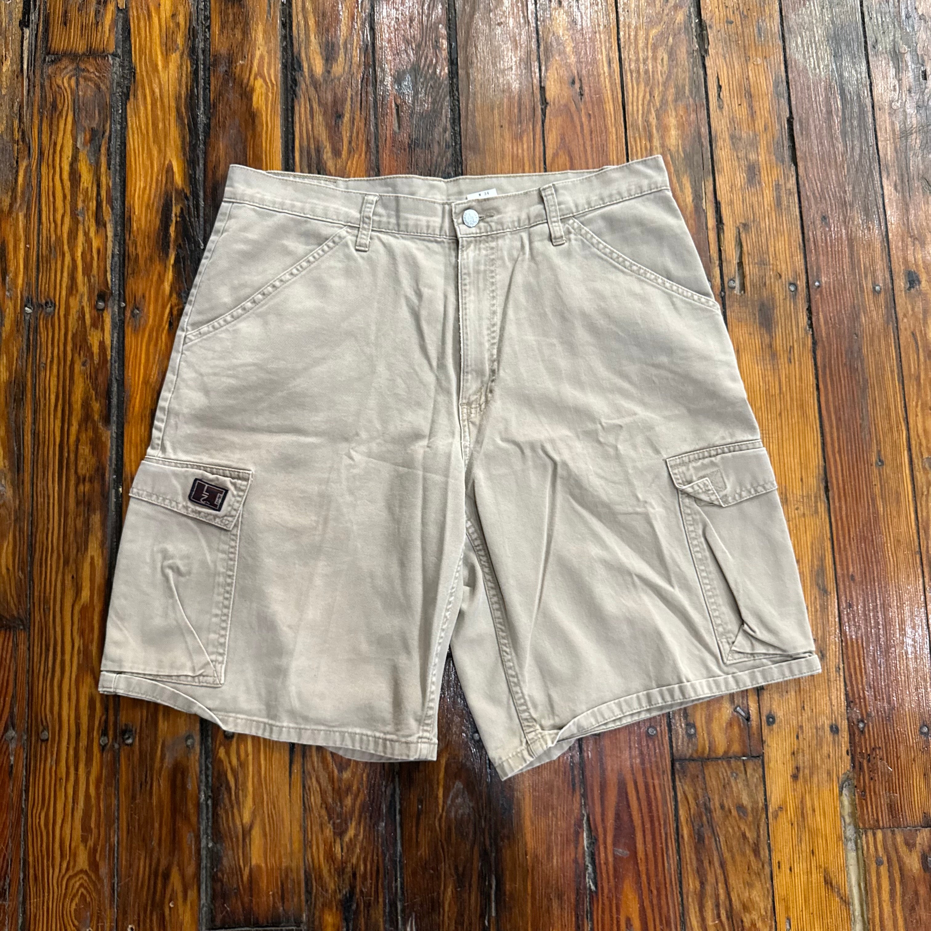 Vintage Levi’s L2 Khaki Cargo Shorts Sz 34