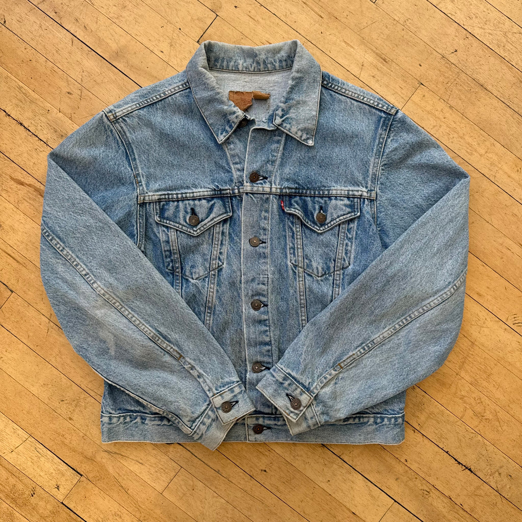 Vintage Light Wash Levi’s Denim Jean Jacket Sz M