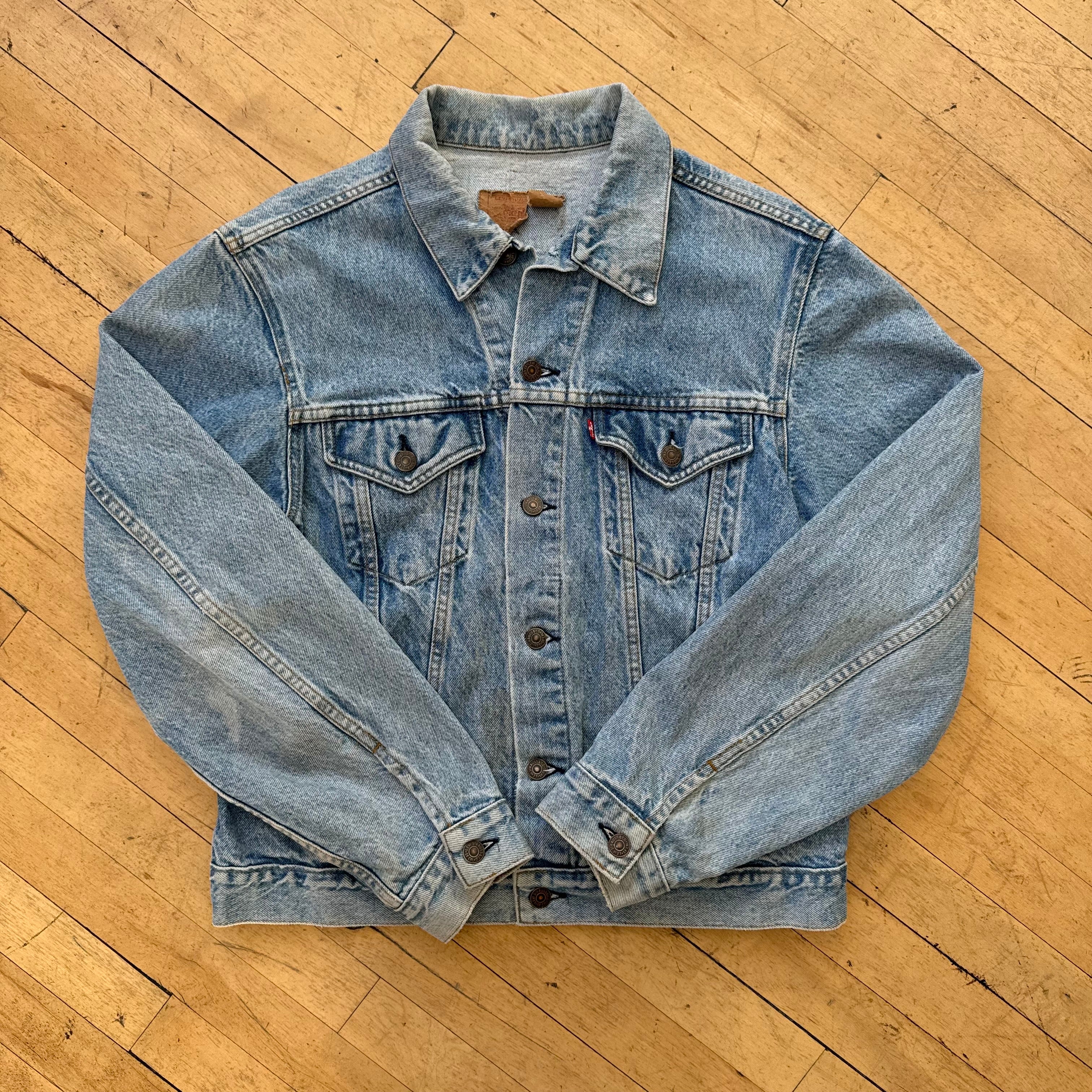 Vintage Light Wash Levi’s Denim Jean Jacket Sz M
