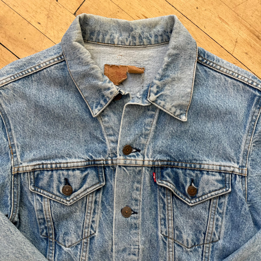 Vintage Light Wash Levi’s Denim Jean Jacket Sz M