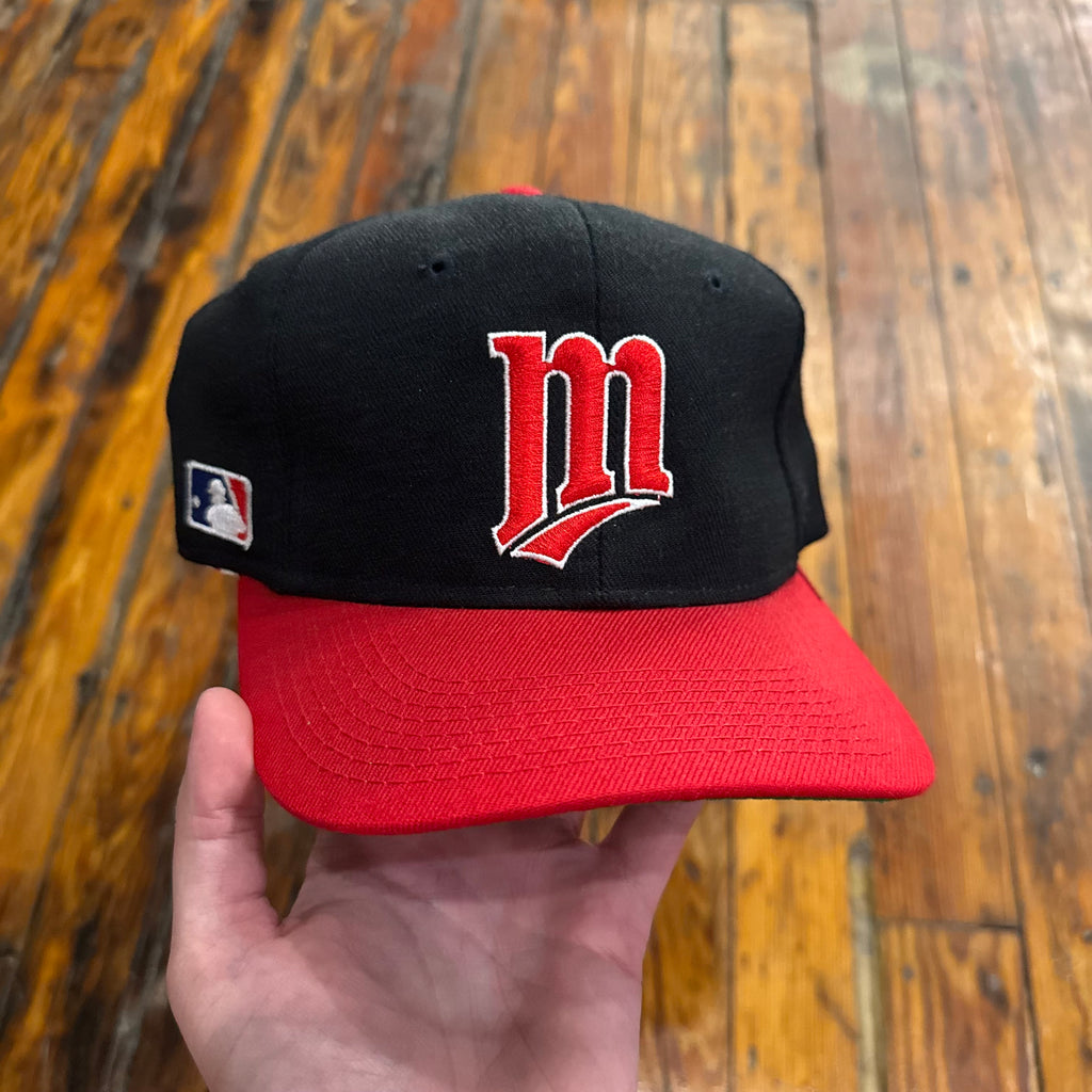 Rare Vintage Twins Sports Specialties Side Logo SnapBack Hat (NEW)