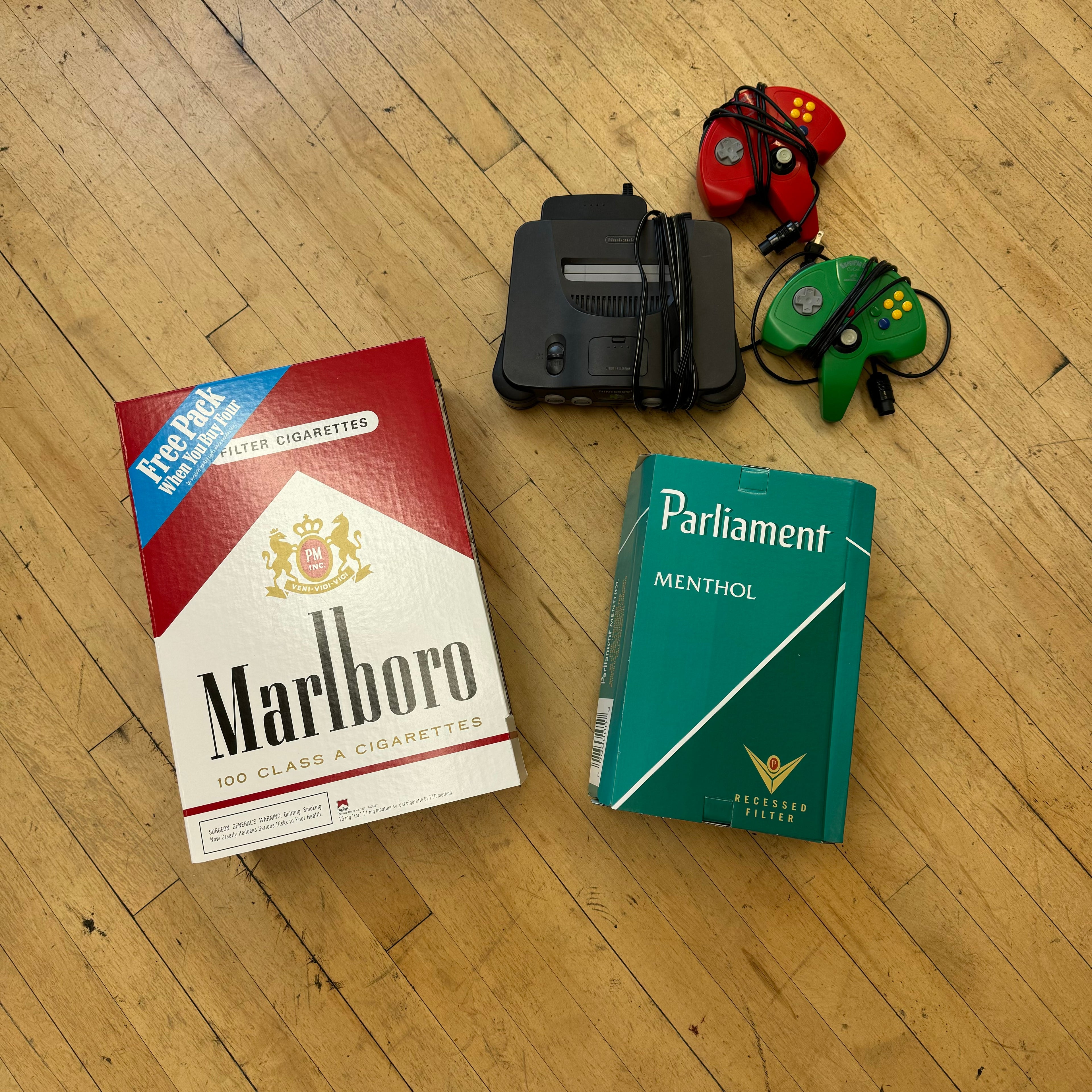 Marlboro Big box / Parliament Box / Nintendo 64 w 2 controllers