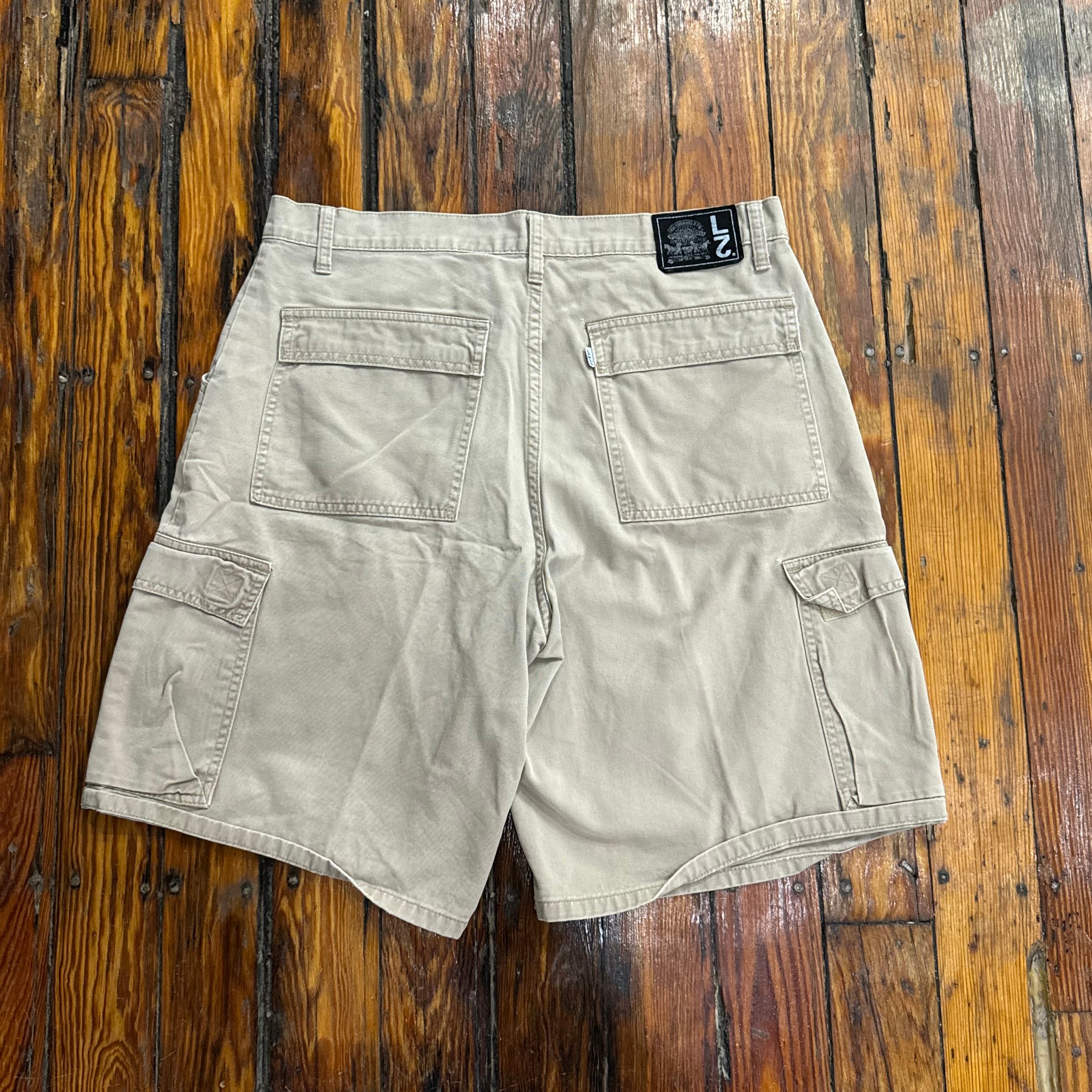 Vintage Levi’s L2 Khaki Cargo Shorts Sz 34